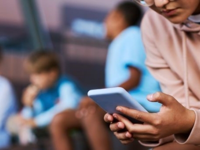 Schools are banning phones: parents need to know why image