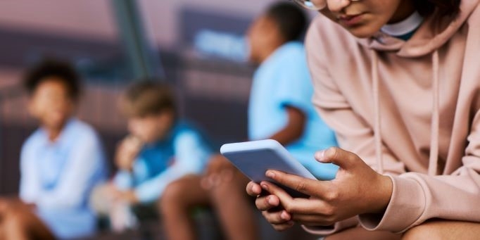 Schools are banning phones: parents need to know why image