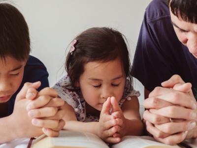 Dads, let your children see you pray image