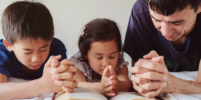 Dads, let your children see you pray image