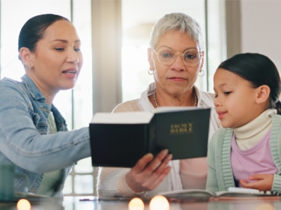How can busy parents get into the Bible? image